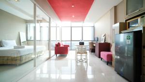 Spacious 1BR Apartment Connected to Mall at Aryaduta Residence Surabaya By Travelio