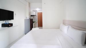 Compact and Tidy Studio at Puncak Dharmahusada Apartment By Travelio