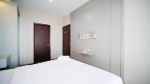 Modern and Cozy 1BR at Grand Sungkono Lagoon Apartment By Travelio