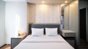 Modern and Cozy 1BR at Grand Sungkono Lagoon Apartment By Travelio