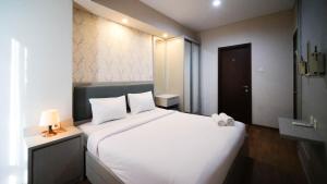 Modern and Cozy 1BR at Grand Sungkono Lagoon Apartment By Travelio