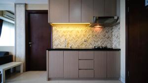 Modern and Cozy 1BR at Grand Sungkono Lagoon Apartment By Travelio