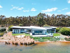 INDICA HEMP HOUSE - Multi Award Winning-Luxury-Eco designed house-lake views-hot tub-Cinema