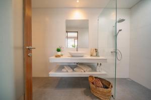 Villa Swiss - chic 3BR Villa with private pool in Pererenan