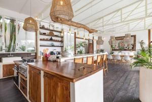 Villa Ikebana - Trendy 5BR Spacious Villa with Rice Field Views, Large Pool, and 5 Minutes to Canggu