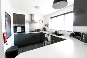Modern Home in Royston, Free Off-Street Parking, Perfect for Families, Contractors & Work - Notton