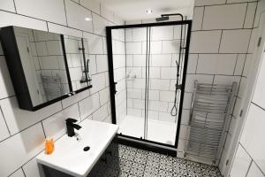 Modern Home in Royston, Free Off-Street Parking, Perfect for Families, Contractors & Work