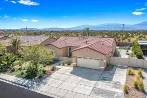 Views, Gameroom, Saltwater Pool & Hot tub, Firepit by MariamsBnb - Morongo Valley