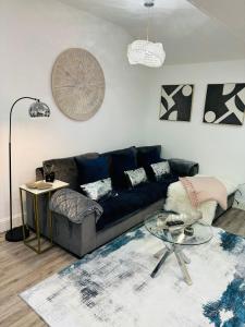 HERTFORD House with garden parking pet friendly pool room