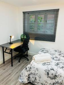 HERTFORD House with garden parking pet friendly pool room