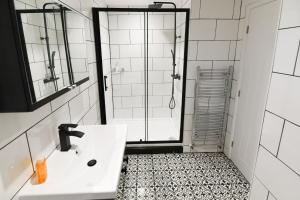 Modern Home in Royston, Free Off-Street Parking, Perfect for Families, Contractors & Work