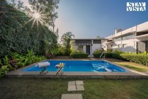 Serene Garden by VEO - Part of StayVista with Pool and Lawn area - Kārli