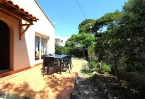 HYEGRASSE Villa pour 6 personnes à 100 mètres de la plage situé sur le Port d'Hyères - Les Salins