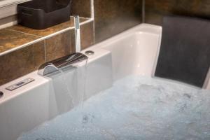 Appartements L-Ame Etoilee - Love Room avec Balneo & Sauna : photos des chambres