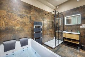 Appartements L-Ame Etoilee - Love Room avec Balneo & Sauna : photos des chambres