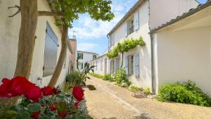 Villas Maison de village familiale avec sa cour lumineuse : Maison 4 Chambres