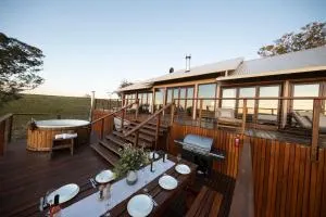 Sunvale Stunning Luxury Lodge with Woodfire Heated Spa and Large Deck - Excelsior