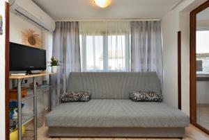 Apartments and rooms Murage 2369