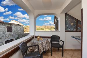 Apartments and rooms Murage 2369