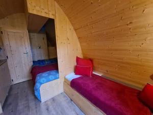 Cabane forestière avec terrasse près de la base nautique - FR-1-591-644