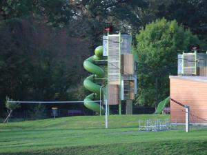 Cabane forestière avec terrasse près de la base nautique - FR-1-591-644