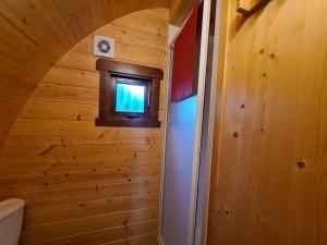 Maisons de vacances Cabane forestiere pres base nautique avec terrasse et parking - FR-1-591-647 : photos des chambres