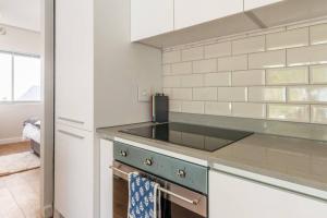 Bantry Bay 2-Bedroom Retreat with Mountain Views