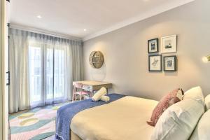 Renovated, art deco couples retreat with views!