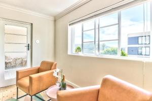 Renovated, art deco couples retreat with views!