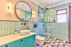 Renovated, art deco couples retreat with views!