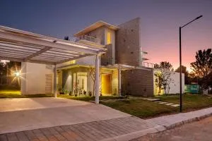 Golf View Home by StayJade, 4BHK, Projector - Mattigiri