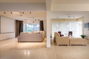 Golf View Home by StayJade Lawn Luxury 4BHK