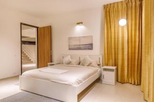 Golf View Home by StayJade Lawn Luxury 4BHK