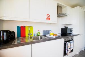 18CB 2 bedroom Apartment, Sleeps 4, Long Stays, Free Parking in a great location