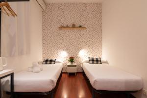 Twin Room with Private Bathroom room in Rodamon Barcelona Hostel