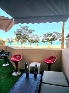 Seaview Escape Family Two-Room Apartment with Seaview