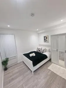 The Hibbert Lux Modern Apartment - Caddington