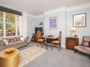 Brockley Victorian apartment train links London - Pass the Keys