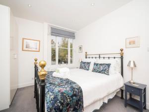 Brockley Victorian apartment train links London - Pass the Keys