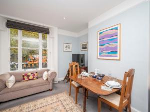 Brockley Victorian apartment train links London - Pass the Keys