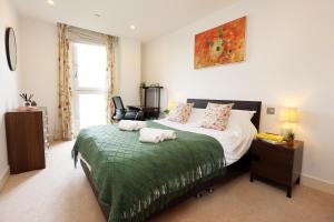 Super Central-Quiet-Parking-By FabAccommodation