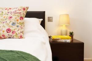 Super Central-Quiet-Parking-By FabAccommodation