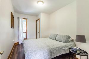 Birch View- Balcony-Backyard-Parking-Sauna-Sleeps 20