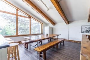 Birch View- Balcony-Backyard-Parking-Sauna-Sleeps 20