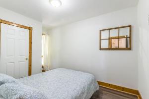 Birch View- Balcony-Backyard-Parking-Sauna-Sleeps 20