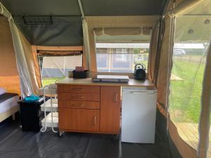 Lodge tent hondje met privé sanitair