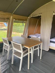 Lodge tent hondje met privé sanitair