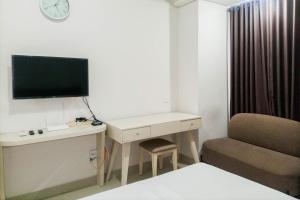 Modern Look and Comfortable Studio Barsa City Apartment By Travelio