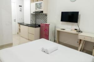 Modern Look and Comfortable Studio Barsa City Apartment By Travelio