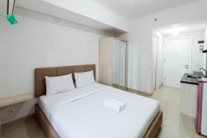 Modern Look and Comfortable Studio Barsa City Apartment By Travelio